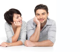 لحظات السعادة المشتركة تخفض هرمونات التوتر لدى الأزواج