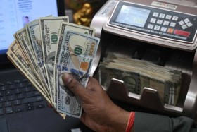 الدولار يتراجع على إثر قرار محكمة بشأن الرسوم الجمركية الأمريكية 