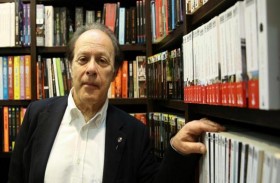 وفاة الروائي الإسباني الشهير خافيير مارياس