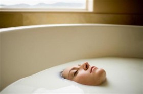 حمام الحليب .. مفتاح جمال بشرتك