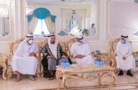 حاكم الشارقة يقدم واجب العزاء في وفاة الشيخة هناء بنت حمد بن ماجد القاسمي