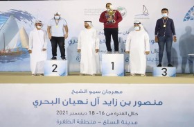 تتويج الفائزين في مسابقات الصيد بالسنارة والجري وكرة القدم الشاطئية والكيرم والدومينو والتجديف