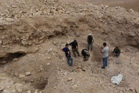 فلاح سوري يعثر على لوحة فسيفسائية أثرية 