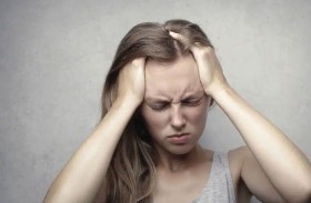 الصداع أكثر من إرهاق.. تعرف على علامات ورم الدماغ المبكرة