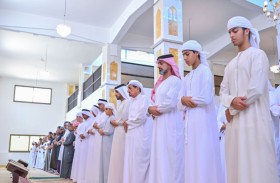 حميد بن راشد يؤدّي صلاة الاستسقاء