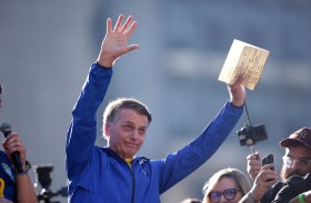 «هلوسات».. بولسونارو يبرر إتلاف سوار المراقبة الأمني في البرازيل