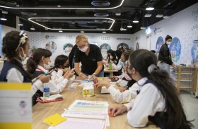 طلبة يصممون مدرسة الأحلام بجناح «دبي العطاء» في إكسبو 2020 