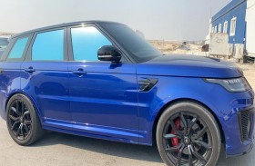 شرطة أبوظبي تدعو السائقين للالتزام بنسبة 50 % لتلوين زجاج المركبات