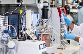 باحثون في جامعة خليفة يطورون مادة الغرافين الرملي لتنقية مياه الصرف الصناعية بالاستعانة بالرمل وعصارة التمر