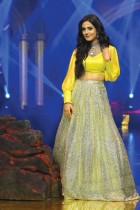 ممثلة بوليوود أمريتا راو تقدم إبداعًا خلال عرض الأزياء من قبل المجلس المحلي للأحجار الكريمة والمجوهرات الهندية في مومباي. (ا ف ب)