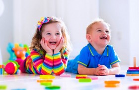 3 طرق لتجعلي أطفالك يتعاملون معاً بلطف