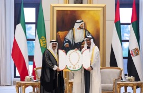 رئيس الدولة يمنح أمير الكويت «وسام زايد» وسموه يهديه «قلادة مبارك الكبير»