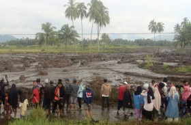 فيضانات وحمم بركانية باردة تودي بـ12 في إندونيسيا 