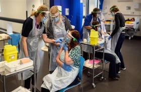 بريطانيون يتدربون للتطوع لحملات التلقيح ضد كورونا