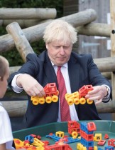 رئيس الوزراء البريطاني بوريس جونسون يداعب الأطفال خلال زيارته مدرسة ديسكفري في كينجز هيل، جنوب شرق إنجلترا. (ا ف ب)