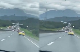 هبوط اضطراري لطائرة على طريق سريع