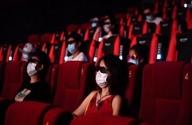 دور السينما الأمريكية تلغي الكمامات للمطعمين