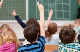 عقاب مهين لأطفال داخل مدرسة 