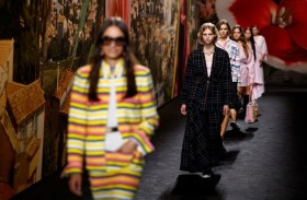 «شانيل» تسرق الأضواء بختام أسبوع الموضة 