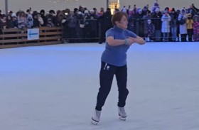 بعمر 84 عاماً تدهش العالم بعرض تزلج احترافي