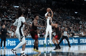 ويمبانياما يتألق في فوز سبيرز على بولز 