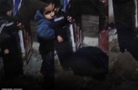 فيديو يوثق إجبار سيدة على تقبيل قدم حماتها أمام طفلها