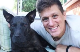 يطوّر لقاحاً لإنقاذ كلبته من سرطان مميت