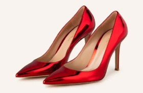 هذه الألوان تهيمن على موضة الأحذية النسائية