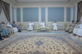 ولي عهد الشارقة يكرم الفرق المشاركة في إخماد حريق ميناء الحمرية