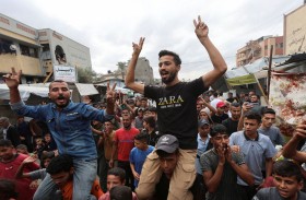 في قطاع غزة.. فلسطينيون يغنون ويرقصون فرحا 