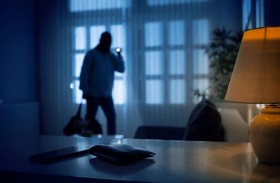 يقتحمون شقة رجل ويجبرونه على تحويل أموال