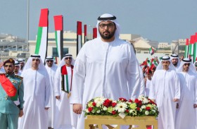 ولي عهد أم القيوين يرفع علم الإمارات في حديقة الخور 