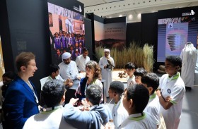 نادي صقاري الإمارات يعرف زوار جناحه بمعرض الصيد على ممارسة الصقارة