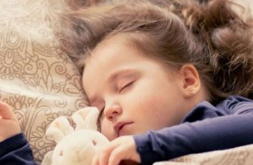 حيلة ذكية تسهّل استغراق الطفل في النوم