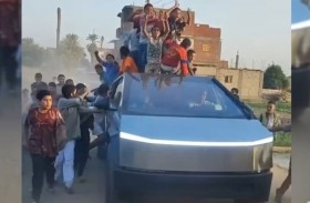 أطفال يرقصون على سيارة سايبرتراك