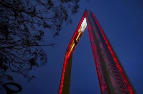 الصحة تضيء معالم بارزة باللون الأحمر للتوعية بمرض الدرن 