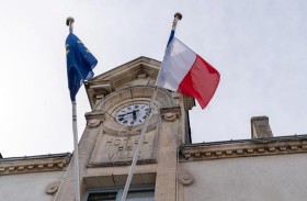 فرنسا تلزم البلديات برفع علم الاتحاد الأوروبي 