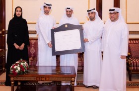 حمد الشرقي يوقع على القطعة الأخيرة من مسبار الأمل