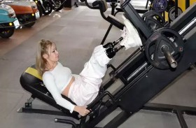 مدربة شهيرة تعود لناديها بساقين اصطناعيتين 