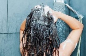 هل يتسبب غسل الشعر يوميًا بتساقطه؟