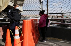 قاض أمريكي يعلّق العمل بقرار تجميد ترحيل المهاجرين 