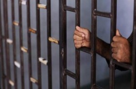أقارب مسجون يحتفلون بعيده أمام السجن 