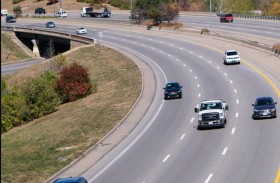 تترك ابنتها على طريق سريع بسبب درجاتها السيئة