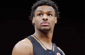 نجل ليبرون جيمس يستأنف اللعب بعد تعافيه من سكتة قلبية 