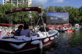 الباريسيون يشاهدون السينما من قوارب على نهر السين 