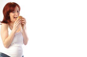 دراسة تكشف سبب خطورة الأطعمة المعالجة على الحمل