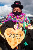 يحتفل سكان أيمارا من منطقة لامبا غراندي بـ روسكاسيري ، جنوب بيرو بالعام الجديد2021 حاملين أشكالا من الخبز المزين بالفواكه التي تمثل الوفرة. ا ف ب