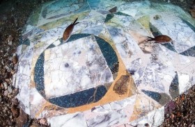 اكتشاف أرضية فسيفسائية نادرة في قاع البحر