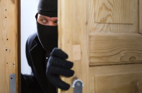 لص ذو «ذوق رفيع».. لا يسرق إلا الأثاث الفاخر