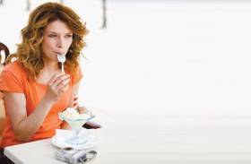 طبيبة تحدد الأمراض التي تمنع تناول الآيس كريم